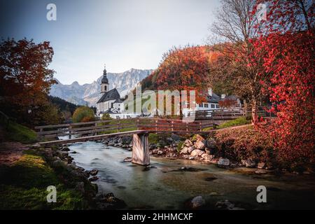 Die Pfarrkirche St. Sebastian ist eine römisch-katholische, denkmalgeschützte Kirche in Ramsau bei Berchtesgaden. Stock Photo