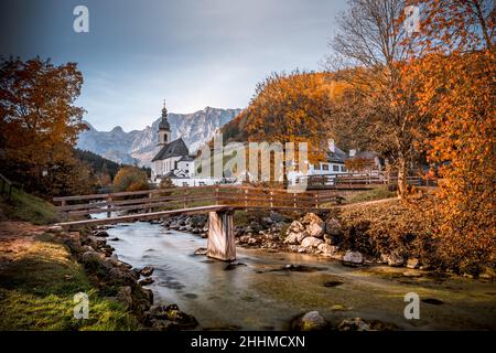 Die Pfarrkirche St. Sebastian ist eine römisch-katholische, denkmalgeschützte Kirche in Ramsau bei Berchtesgaden. Stock Photo