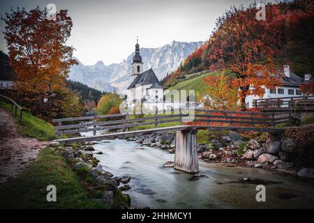 Die Pfarrkirche St. Sebastian ist eine römisch-katholische, denkmalgeschützte Kirche in Ramsau bei Berchtesgaden. Stock Photo