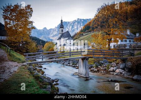 Die Pfarrkirche St. Sebastian ist eine römisch-katholische, denkmalgeschützte Kirche in Ramsau bei Berchtesgaden. Stock Photo