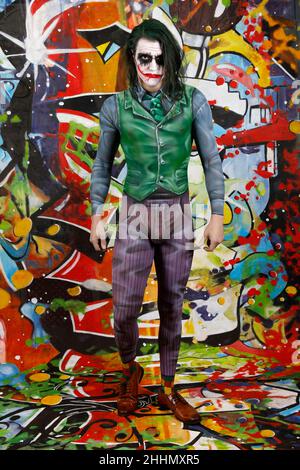 GEEK ART - Bodypainting and Transformaking: Joker meets Riddler Photoshooting with Patrick Kiel as Joker at Duesterwald studio on January 23, 2022 in Hamelin - A project by the photographer Tschiponnique Skupin and the bodypainter Enrico Lein