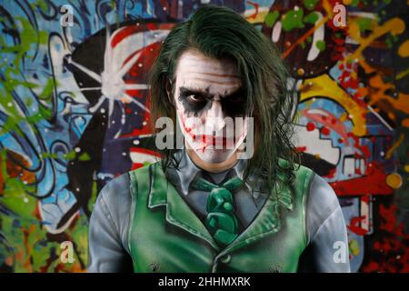 GEEK ART - Bodypainting and Transformaking: Joker meets Riddler Photoshooting with Patrick Kiel as Joker at Duesterwald studio on January 23, 2022 in Hamelin - A project by the photographer Tschiponnique Skupin and the bodypainter Enrico Lein