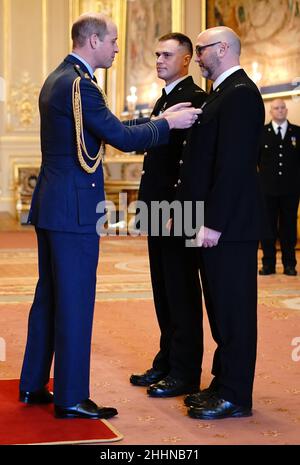 Sergeant Michael Hooper, (left) and Constable Stephen Quartermain, both of Leicestershire Police, are awarded Queens Gallantry Medals by the the Duke of Cambridge during an investiture ceremony at Windsor. Picture date: Tuesday January 25, 2022. Stock Photo