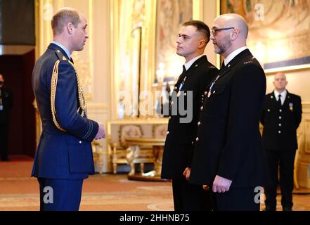 Sergeant Michael Hooper, (left) and Constable Stephen Quartermain, both of Leicestershire Police, are awarded Queens Gallantry Medals by the the Duke of Cambridge during an investiture ceremony at Windsor. Picture date: Tuesday January 25, 2022. Stock Photo