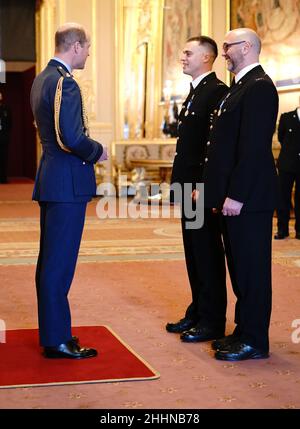 Sergeant Michael Hooper, (left) and Constable Stephen Quartermain, both of Leicestershire Police, are awarded Queens Gallantry Medals by the the Duke of Cambridge during an investiture ceremony at Windsor. Picture date: Tuesday January 25, 2022. Stock Photo