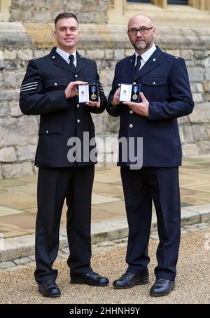 Sergeant Michael Hooper, (left) and Constable Stephen Quartermain, both of Leicestershire Police, after they received Queens Gallantry Medals from the Duke of Cambridge during an investiture ceremony at Windsor. Picture date: Tuesday January 25, 2022. Stock Photo