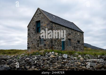 An abandoned cottage in Lochmaddy, the administrative centre of North Uist Stock Photo