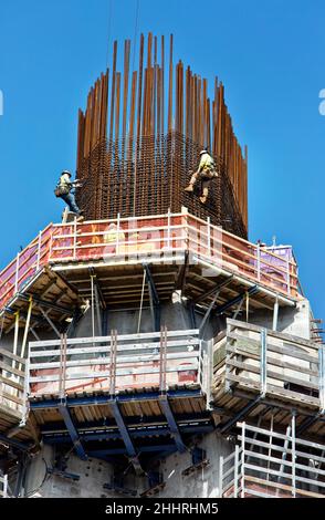 New Corpus Christi Harbor Bridge construction, main span, workers wearing protective gear. Stock Photo