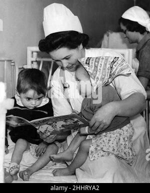 Nurse reads to children during air raid alarm 25th August 1940. Stock Photo