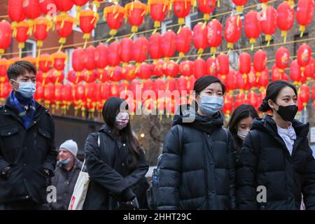 London, UK. 24th Jan, 2022. People are seen wearing a face mask in central London. On Thursday 27 January, all Plan B Covid-19 restrictions, including wearing face masks in public places will end. (Photo by Dinendra Haria /SOPA Images/Sipa USA) Credit: Sipa USA/Alamy Live News Stock Photo