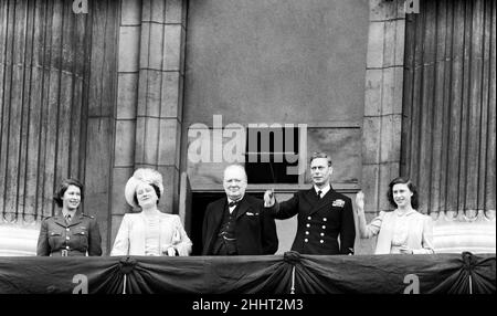 VE Day celebrations in London at the end of the Second World War. Prime Minister Winston Churchill joins members of the Royal Family on the balcony of Buckingham Palace during the celebrations in central London. Left to right are: Princess Elizabeth, Queen Elizabeth, Mr Churchill, King George VI and Princess Margaret. 8th May 1945. Stock Photo