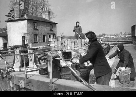 Mother and daughter Captain and crew of a Canal Boat near Kings Langley between London and Birmingham on the Grand Union Canal during the Second World War. 17th March 1944. Stock Photo