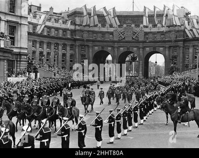 The head of Her Majesty Procession make their way through Admiralty Arch as they escort the Queen's coach to Westminster Abbey for her Coronation. 2nd June 1953 Stock Photo
