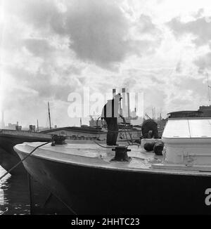 Bargemen at work Chelsea Reach on the River Thames close to  the Chelsea Flour Mill, Deptford Bridge, Greenwich, London. 26th March 1954 Stock Photo