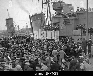 HMS Cossack returns to Leith on 17 February 1940, after rescuing the British prisoners held in Graf Spee's supply ship Altmark Stock Photo