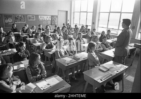 Overcrowded classes at the Mardyke Primary School in South Ockendon, Essex 11th January 1954 Stock Photo