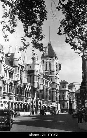 The Royal Courts of Justice, commonly called the Law Courts. Designed by George Edmund Street, who died before it was completed in the 1870s and opened by Queen Victoria in 1882, seen here in August 1939 Stock Photo