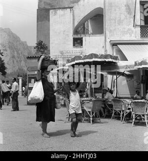 General view of the Piazza Umberto on Capri, Italy. August 1952 Stock Photo