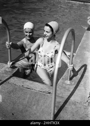 As the summer heatwave hits central London, Londoners flock to the Oasis Lido to cool off. 24th June 1949 Stock Photo