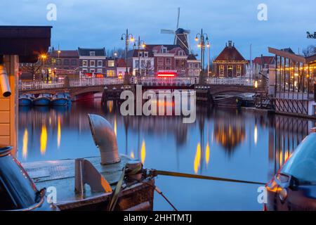 Night Leiden canal with Blauwpoortsbrug bridge and Windmill De Valk, South Holland, Netherlands. Stock Photo