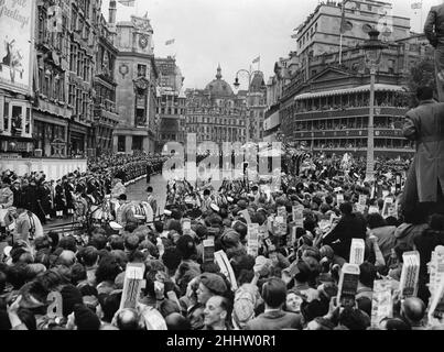 The Queen in the Gold State Coach passing Canada House on Trafalgar Square as she returns from Westminster Abbey to Buckingham Palace following her coronation. 2nd June 1953 Stock Photo