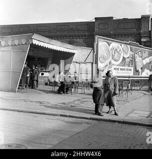 Open-air cafe on New Kent Road. 8th March 1954. Stock Photo