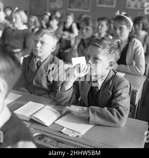 Overcrowded classes at the Mardyke Primary School in South Ockendon, Essex 11th January 1954 Stock Photo