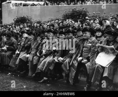 Queen Elizabeth II Coronation 2nd June 1953.Chelsea Pensioners outside Buckingham Palace await the Queens return from Westminster Abbey following her coronation. 2nd June 1953 Stock Photo