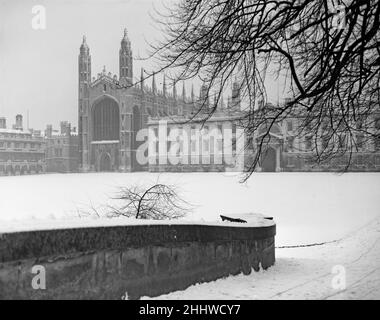 The chapel of Kings College, Cambridge and the Gibbs building seen here nestling in the winter snow. Circa February 1952 Stock Photo