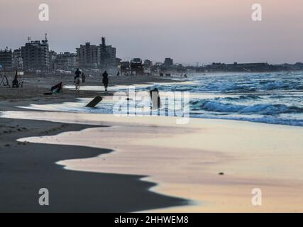 Gaza, Palestine. 25th Jan, 2022. Palestinians enjoy the seashore during sunset in west of Gaza City. Credit: SOPA Images Limited/Alamy Live News Stock Photo