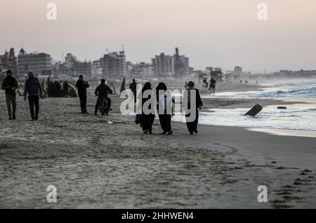 Gaza, Palestine. 25th Jan, 2022. Palestinians enjoy the seashore during sunset in west of Gaza City. Credit: SOPA Images Limited/Alamy Live News Stock Photo