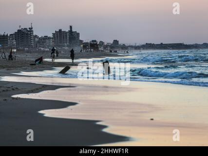 Gaza, Palestine. 25th Jan, 2022. Palestinians enjoy the seashore during sunset in west of Gaza City. (Photo by Mahmoud Issa/SOPA Images/Sipa USA) Credit: Sipa USA/Alamy Live News Stock Photo