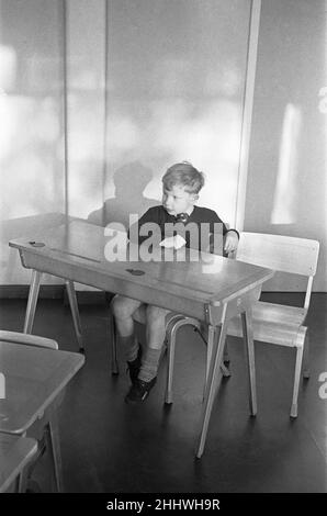 A pupil in isolation at the South Mead School, Southfield, Wimbledon. 14th January 1954 Stock Photo