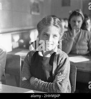 Overcrowded classes at the Mardyke Primary School in South Ockendon, Essex 11th January 1954 Stock Photo