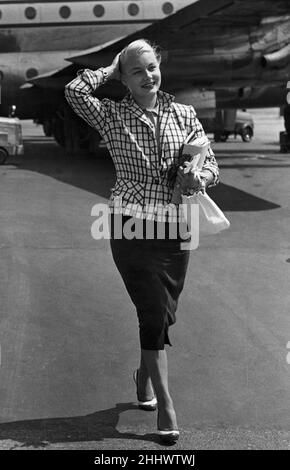 American film actress Barbara Payton arriving in London. 25th July 1952 C3740/4 Stock Photo