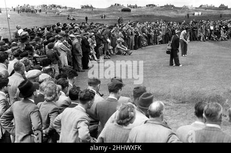 Open Championship, Royal Liverpool Golf Club, Hoylake. Henry Cotton, seen putting from the edge of the seventh green, closely watched by his caddy. Wirral, Merseyside, 4th July 1947. Stock Photo