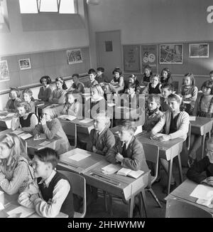 Overcrowded classes at the Mardyke Primary School in South Ockendon, Essex 11th January 1954 Stock Photo