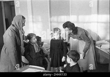 A mother drops off her son at his new school, South Mead School, Southfield, Wimbledon, as the Teacher finds him a classroom mentor. 14th January 1954 Stock Photo