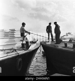 Bargemen at work Chelsea Reach on the River Thames close to  the Chelsea Flour Mill, Deptford Bridge, Greenwich, London. 26th March 1954 Stock Photo