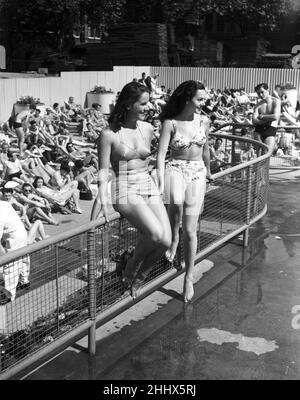 As the summer heatwave hits central London, Londoners flock to the Oasis Lido to cool off. 24th June 1949 Stock Photo