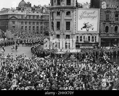 The Queen in her carriage passing through Trafalgar Square on her way to her Coronation at Westminster Abbey.2nd June 1953 Stock Photo