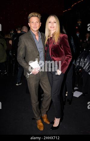 tonya-kinzinger-and-bernard-lignon-pose-ahead-of-the-on-aura-tout-vu