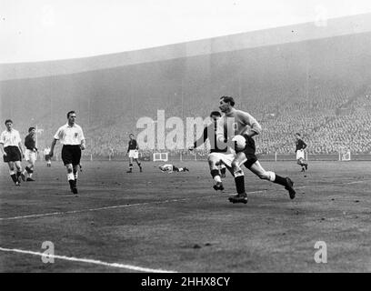 England's goalkeeper Gilbert Merrick with the ball during international friendly against Hungry at Wembley Stadium November 1953. Final score: England 3-6 Hungary Stock Photo