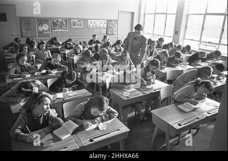 Overcrowded classes at the Mardyke Primary School in South Ockendon, Essex 11th January 1954 Stock Photo