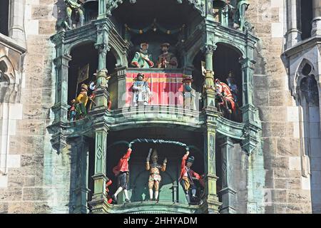 Munich, Deutschland. 25th Jan, 2022. Carillon in the town hall in Munich on the Marienplatz Credit: dpa/Alamy Live News Stock Photo