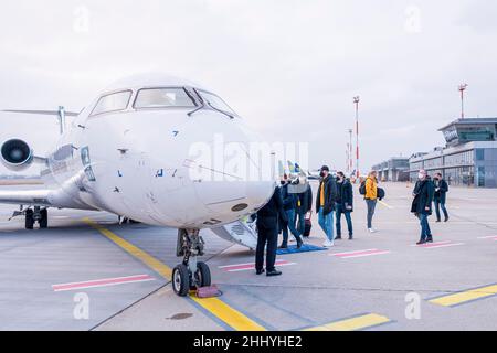 Bratislava, Slovakia. 26th Jan, 2022. European Handball Championship, Germany: Departure from the EHF EURO 2022: The team boards the plane at the airport. After their elimination in the main round, the German national handball team flies back to Germany from Bratislava. Credit: Sascha Klahn/dpa/Alamy Live News Stock Photo