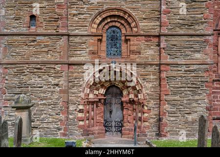 St Magnus Cathedral (south entrance) and Burial Ground in Kirkwall on Mainland Orkney in Scotland Stock Photo