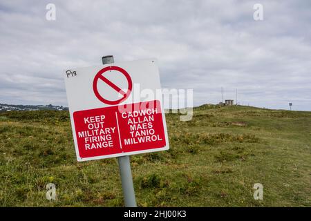 Keep Out Military Firing Range sign in English and Welsh, Penally, Pembrokeshire, Wales, UK Stock Photo