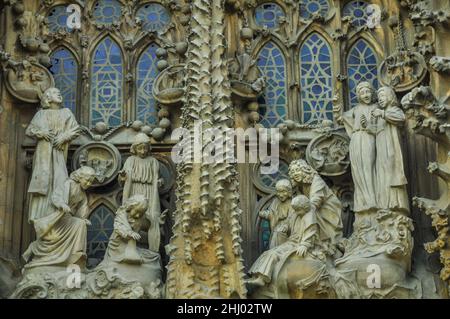 Sculptures made by Etsuro Sotoo on the Nativity façade of the Sagrada Familia basilica (Barcelona, Catalonia, Spain) ESP: Esculturas de Etsuro Sotoo Stock Photo