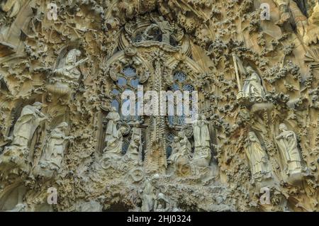 Sculptures made by Etsuro Sotoo on the Nativity façade of the Sagrada Familia basilica (Barcelona, Catalonia, Spain) ESP: Esculturas de Etsuro Sotoo Stock Photo